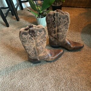 Justin boots brown size 8.5